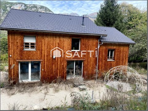 Maison d'architecte type chalet en pleine nature