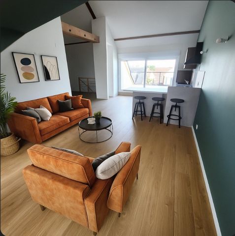 Appartement récent d'une superficie de 98 m², accompagné de deux places de stationnement.