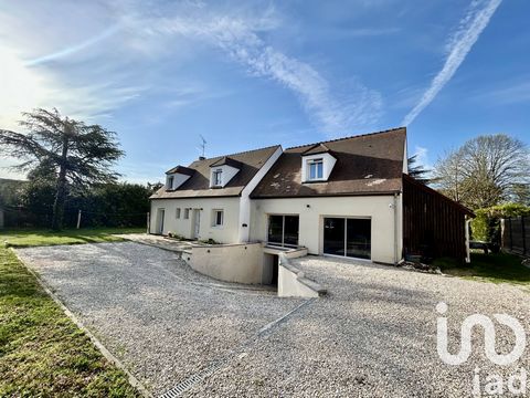 iad France - Angélique Prin vous propose: ** FORET 3 PIGNONS ** 5 mn A6 Paris - 10 mn Fontainebleau. Située dans le paisible village d'Achères-la-Forêt, cette ravissante maison de 210m² élevée sur SOUS-SOL TOTAL offre un cadre de vie idyllique pour l...