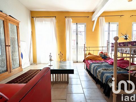 iad France - Andrea Racheneur vous propose: Vingrau, Charmante maison de village rénovée 3 chambres avec garage de 75 m² et beaux volumes Située au cOEur d’un village paisible, cette maison de village deux faces séduit par ses volumes généreux, sa lu...