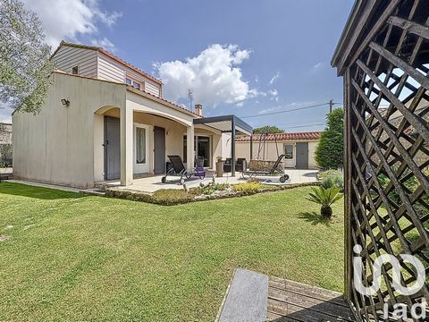 iad France - Valerie GUYAU vous propose: À Charron, cette maison de village rénovée avec soin a vraiment tout pour plaire. Dès l’entrée, on ressent une belle atmosphère : les volumes sont généreux, la lumière traverse les 52 m² de la pièce de vie, et...